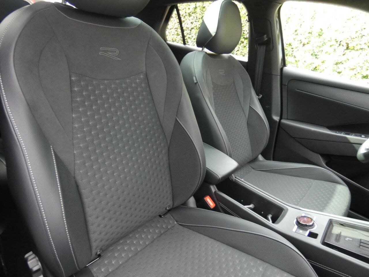 Volkswagen T-Roc R-Line T-Roc 1.5 eTSI DSG R-Line LED-Matri foto 4