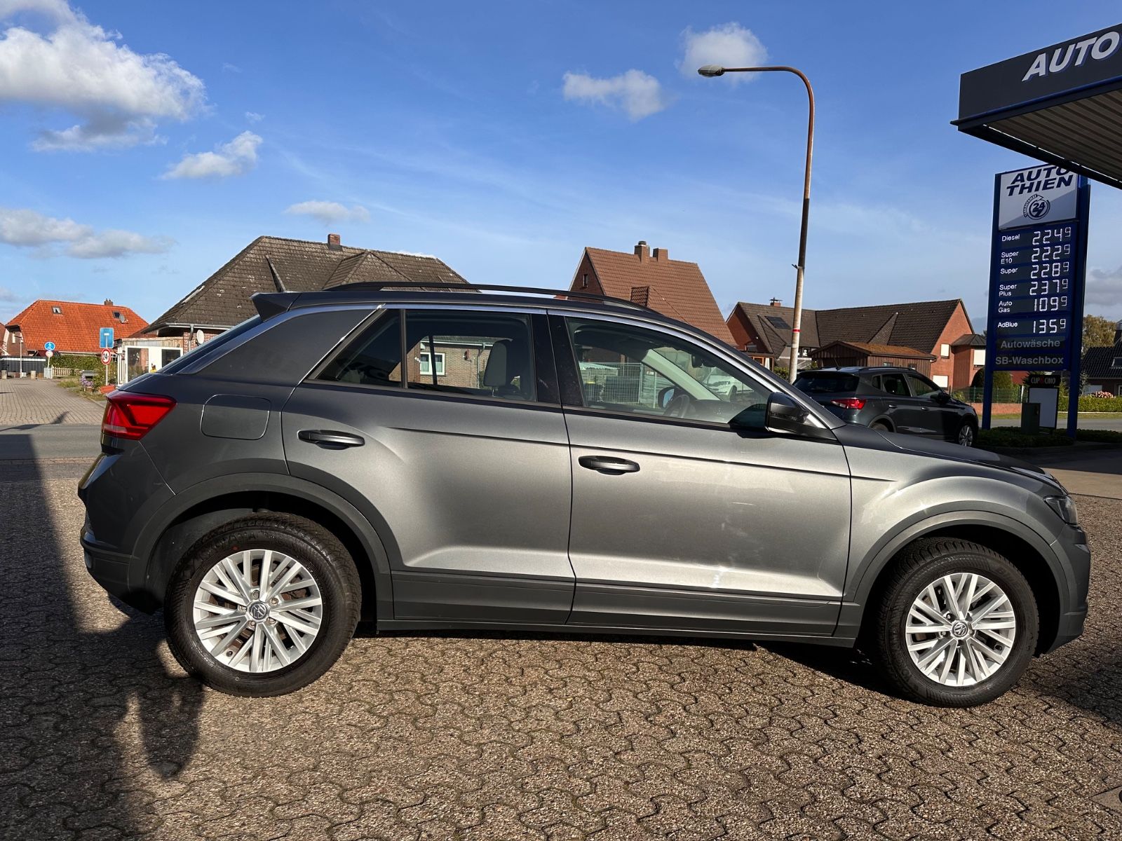 Fahrzeugabbildung Volkswagen T-Roc 1.0 TSI AHK/Navi/APP/PDC/GJR/LM 16"