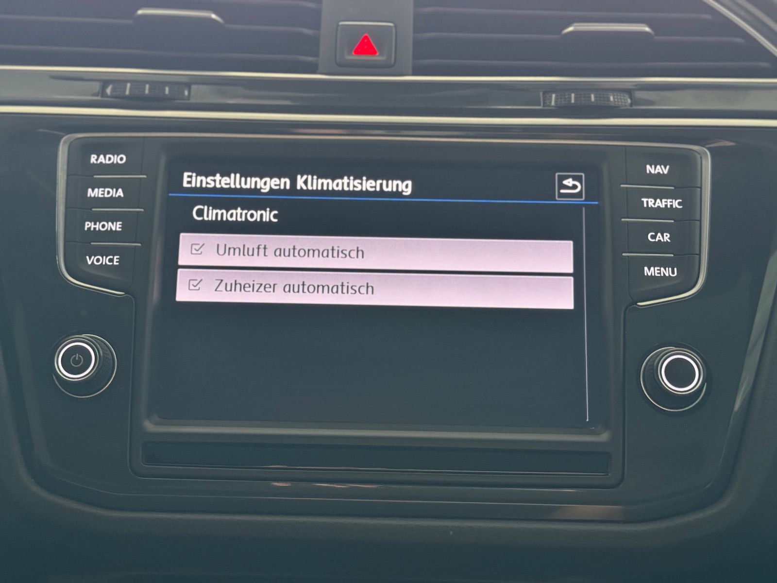Fahrzeugabbildung Volkswagen Tiguan DSG 4MO 3X R-LINE PANO MEMORY BLACK STYLE