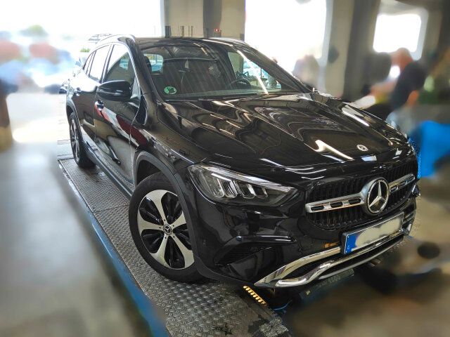 Mercedes-Benz GLA 180 PROGRESSIVE°ADV°AHK°TWA°LM19°WDG°MBUX°