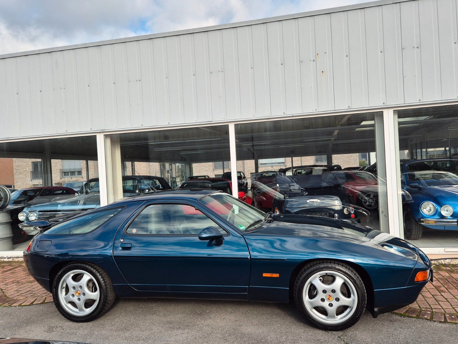 Fahrzeugabbildung Porsche 928 GTS/Deutsch/Kpl. Historie/SD/Blau mit grau
