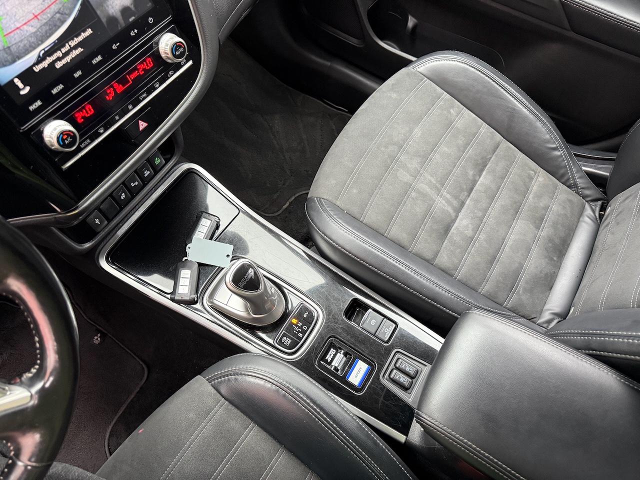 Mitsubishi Outlander 2.4 PHEV 4WD Plus *Leder*Navi*360°Kame