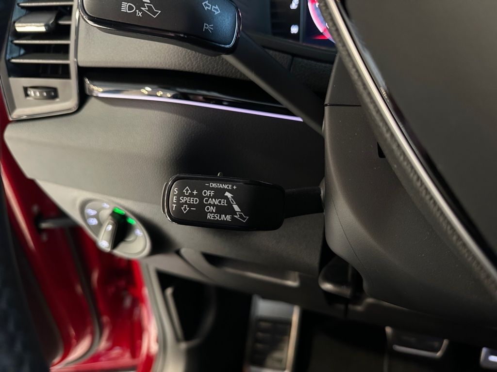 Fahrzeugabbildung SKODA Karoq 2.0 TDI Sportline AHK Memory LED Sport DAB