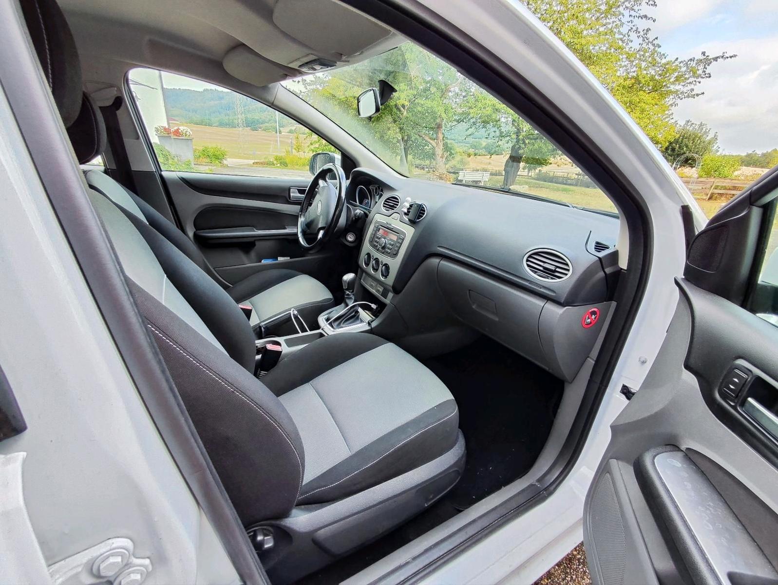 Ford Focus 2011 — салон