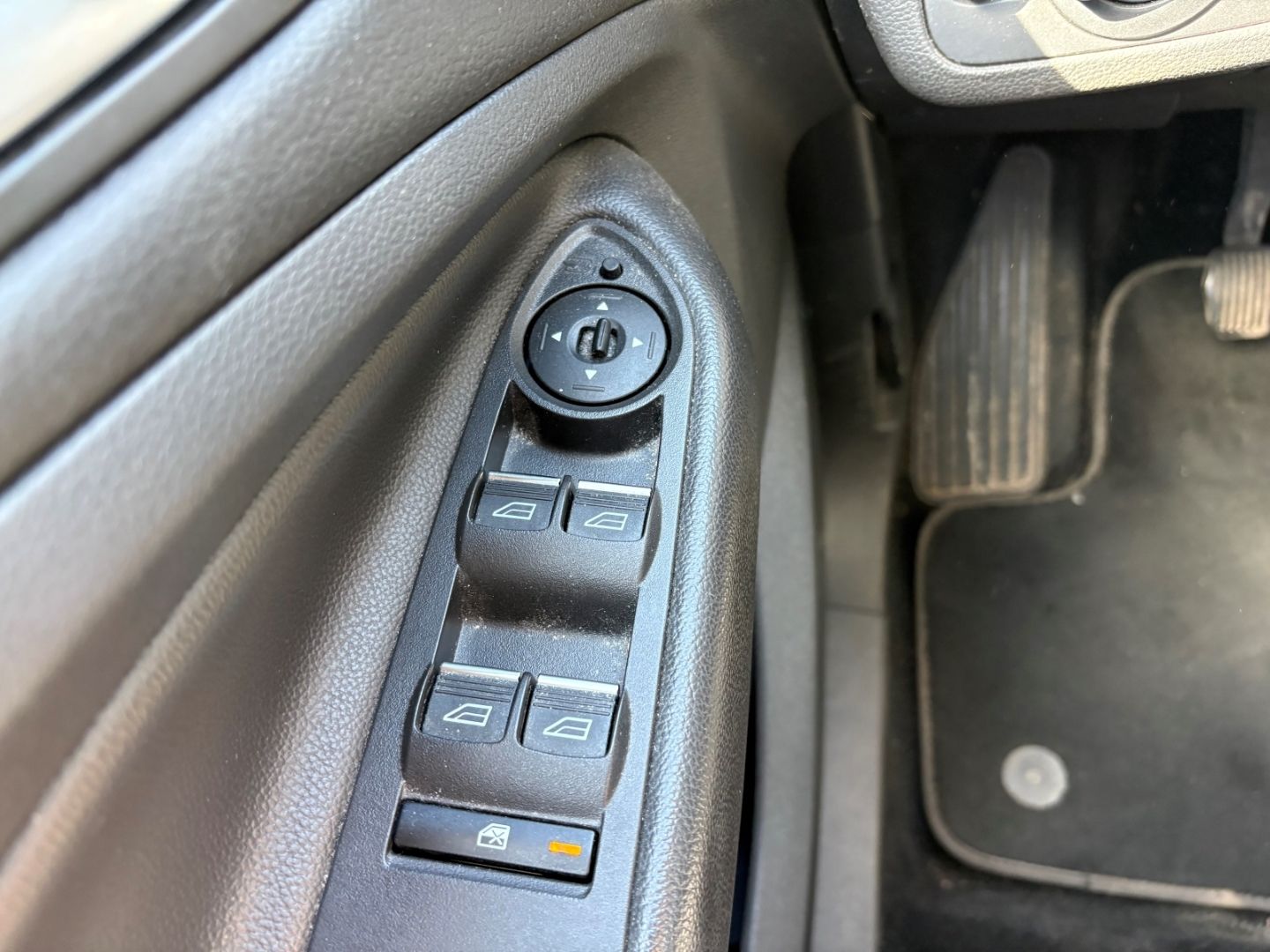 Fahrzeugabbildung Ford Kuga Titanium AHK Beheizbare WSS Allwetter