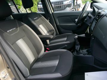 Dacia Sandero II Stepway Celebration 1 Hand