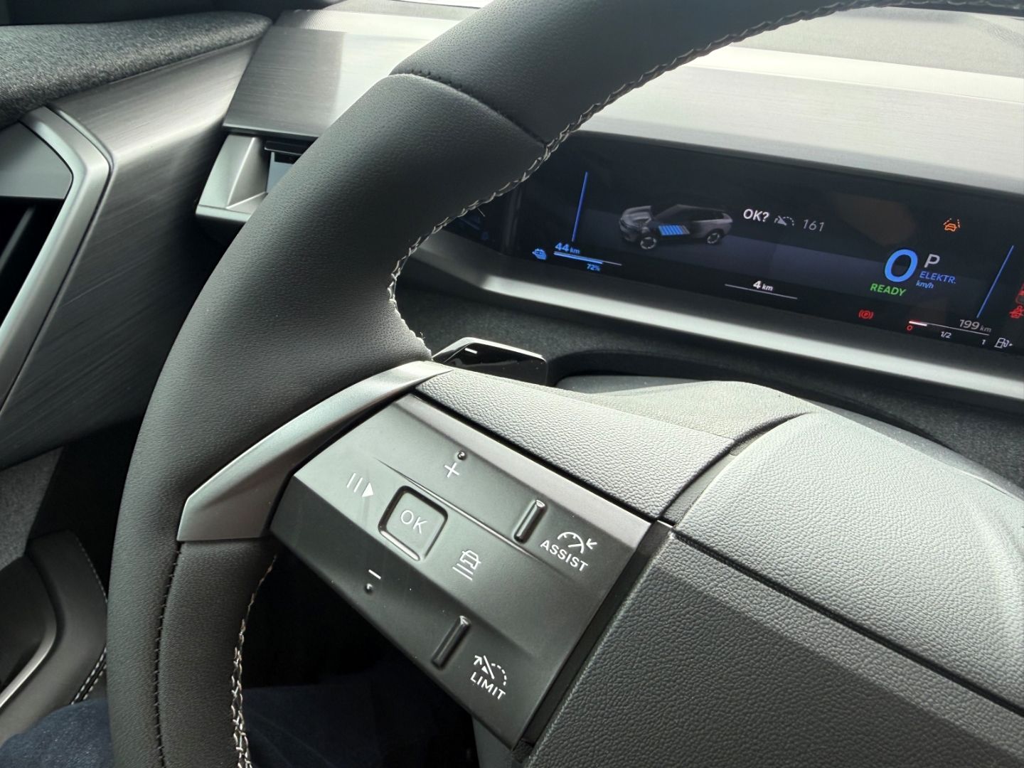 Fahrzeugabbildung Opel Grandland 1.6 Plug-in-Hybrid mit AHK+Allwetter