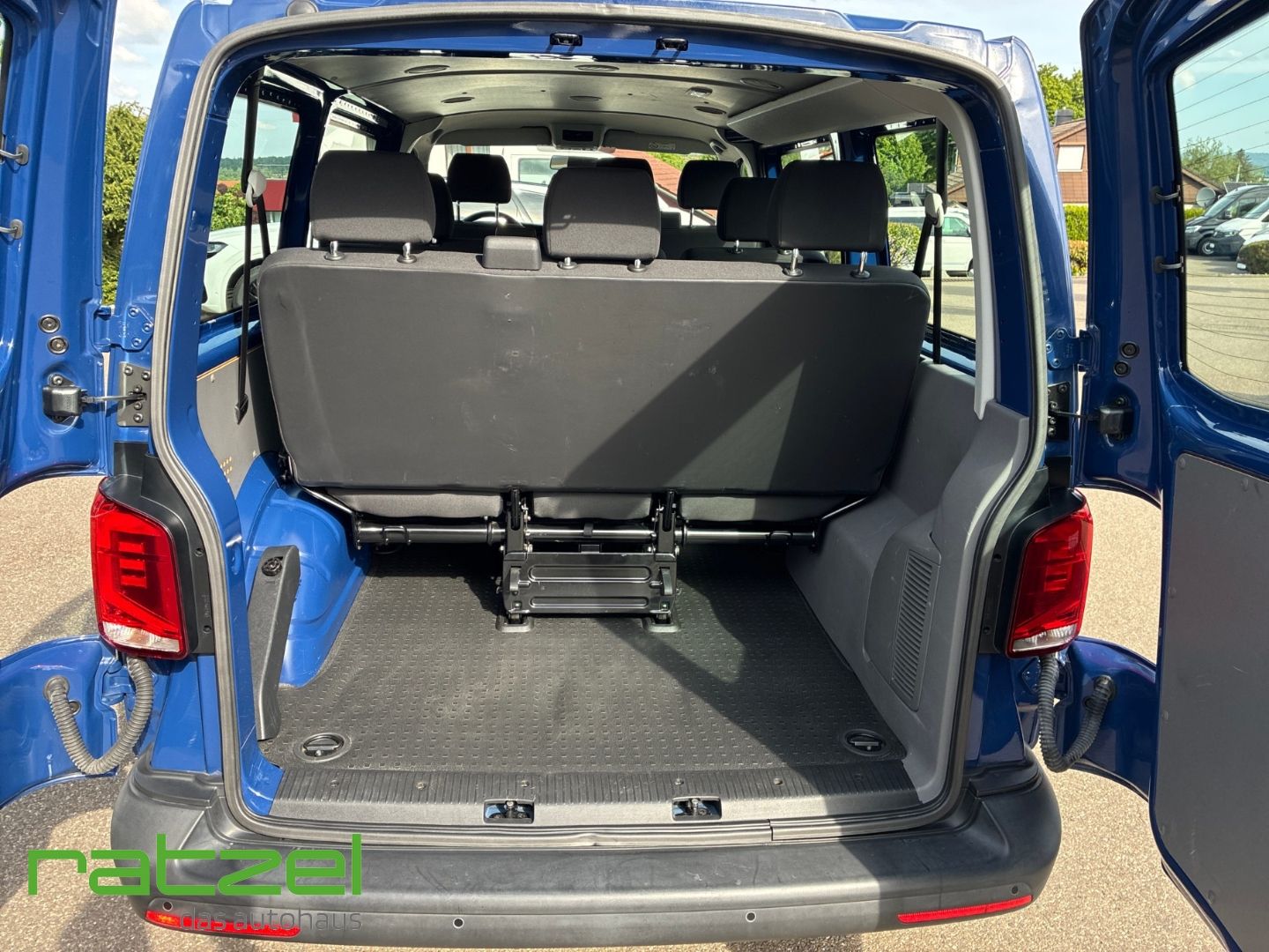 Fahrzeugabbildung Volkswagen T6.1 Kombi 2.0 TDI DAB Notbremsass. PDC 9-Sitzer