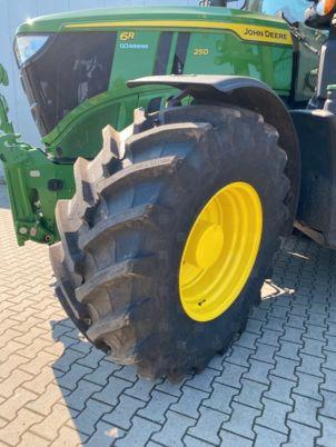 John Deere 6R 250