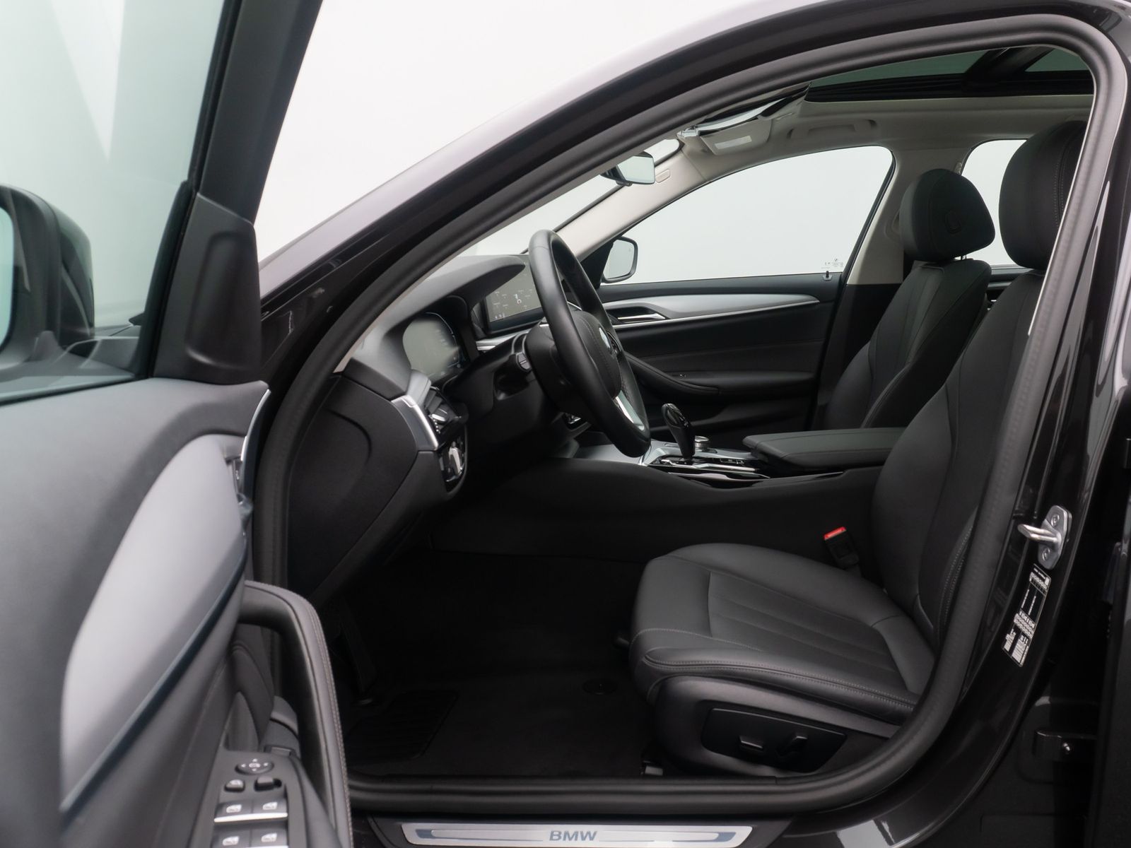 Fahrzeugabbildung BMW 520d DAB Kamera AHK Panorama HUD Leder Standheiz