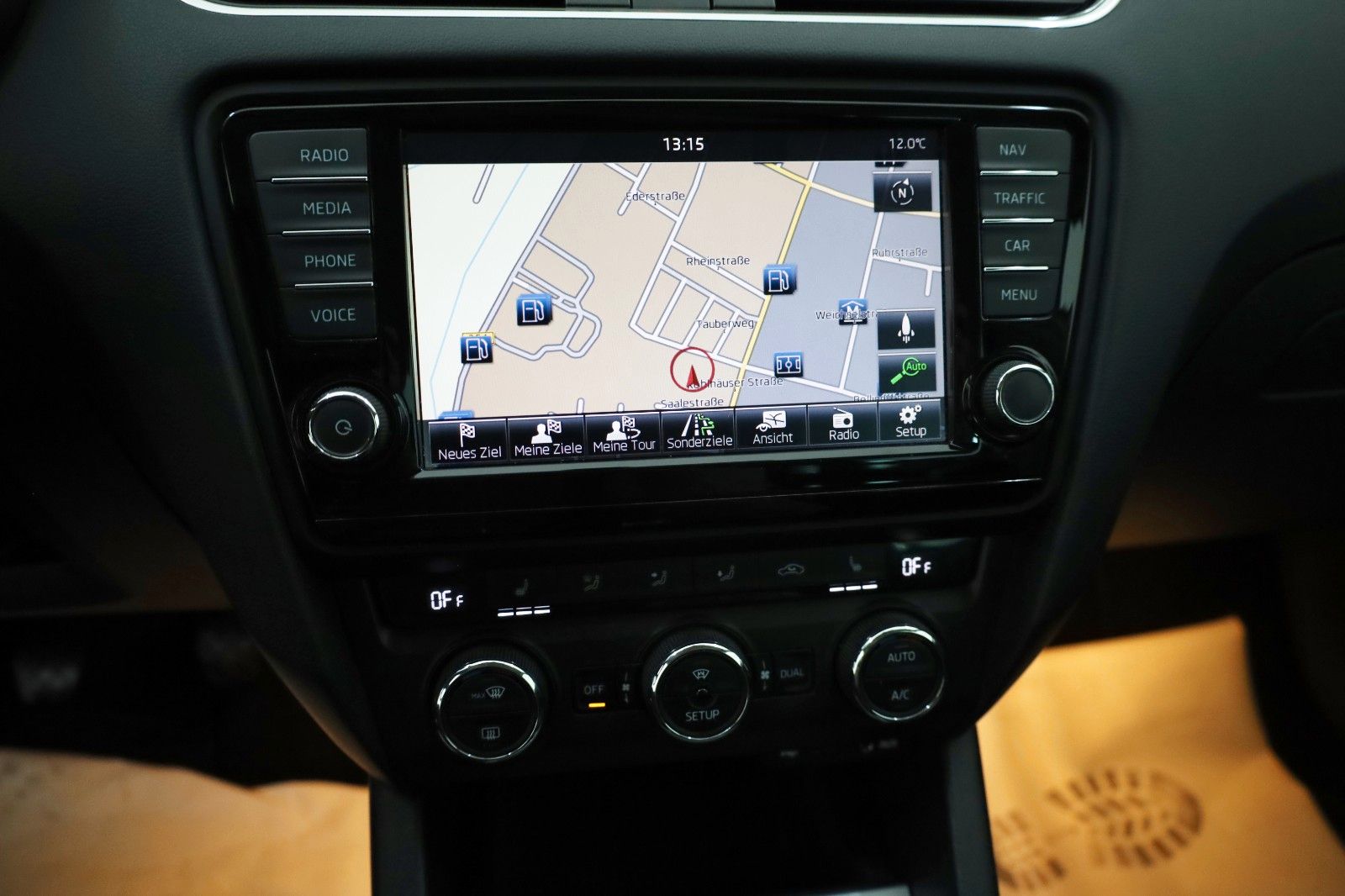 Fahrzeugabbildung SKODA Octavia Combi Elegance,T.Leder,Navi,Xenon,Alu+WR