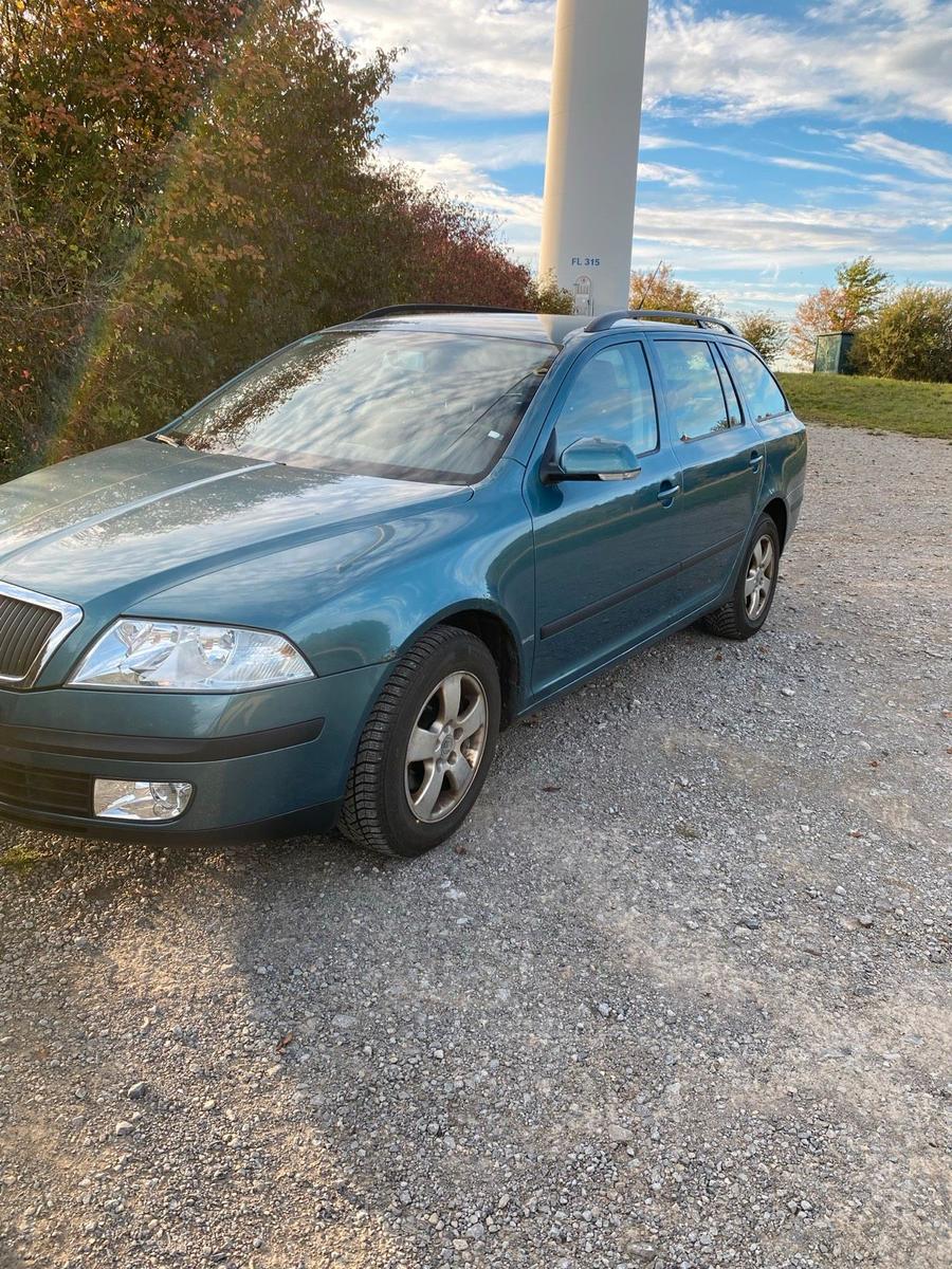 Skoda Octavia 2005 — rear view