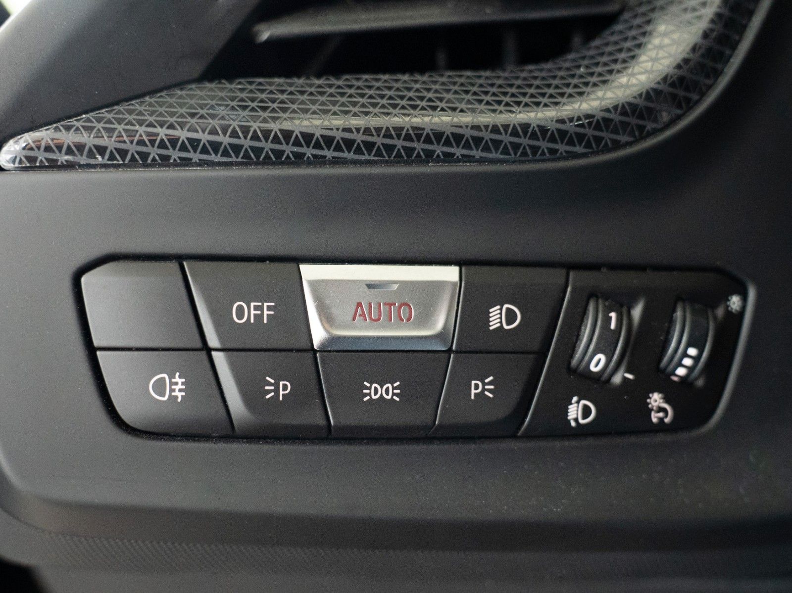 Fahrzeugabbildung BMW 118 i Sport Line AUTOMATIK/SITZHZG./PDC V+H/DAB