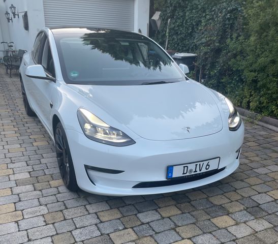 Tesla Model 3 Allradantrieb mit Dualmotor Performa...