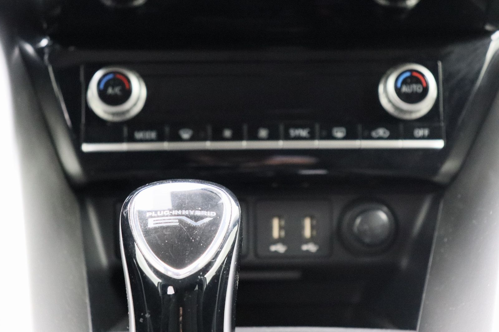 Fahrzeugabbildung Mitsubishi Eclipse Cross 2.4 Basis Hybrid 4WD