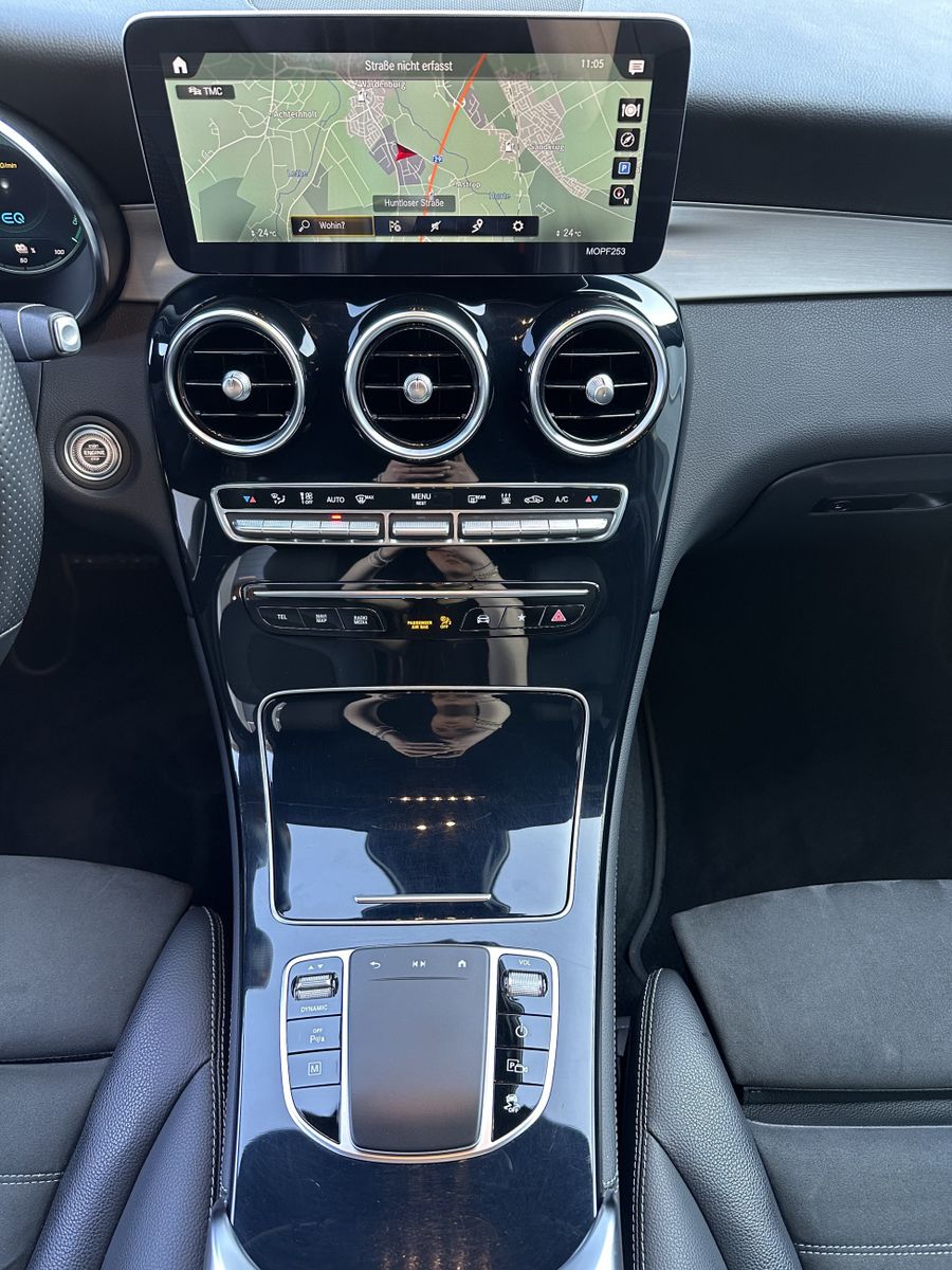 Fahrzeugabbildung Mercedes-Benz GLC 300de 4M AMG-Line NAV+LED+AHK+KAMERA+CARPLAY