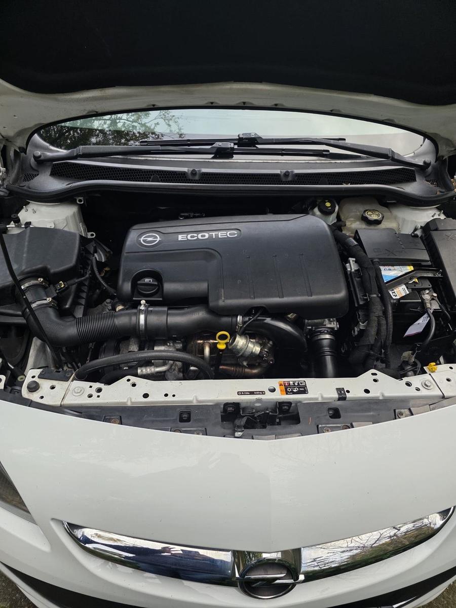 Opel Astra 2013 — photo 13