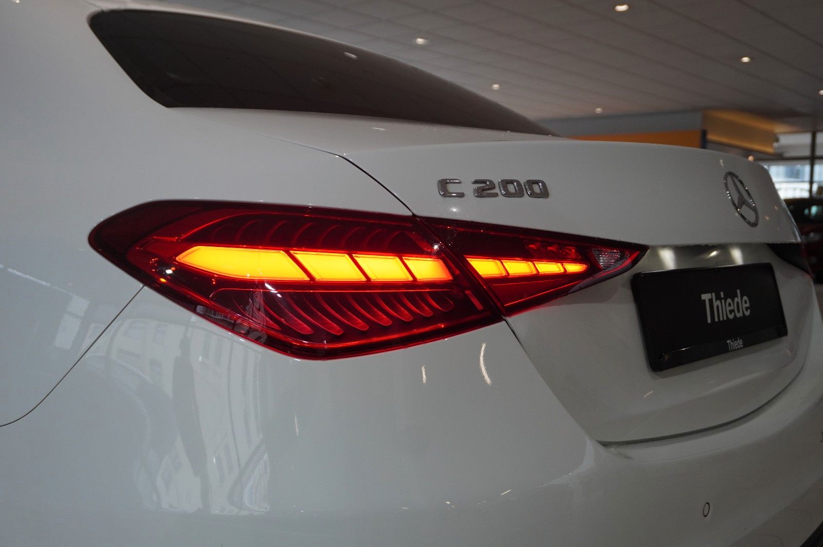 Fahrzeugabbildung Mercedes-Benz C 200 LIM. AVANTGARDE 9G NAVI/LED/KAMERA/PANO.