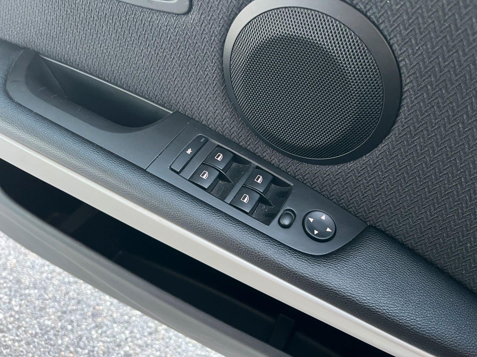 BMW 318 2010 — photo 10