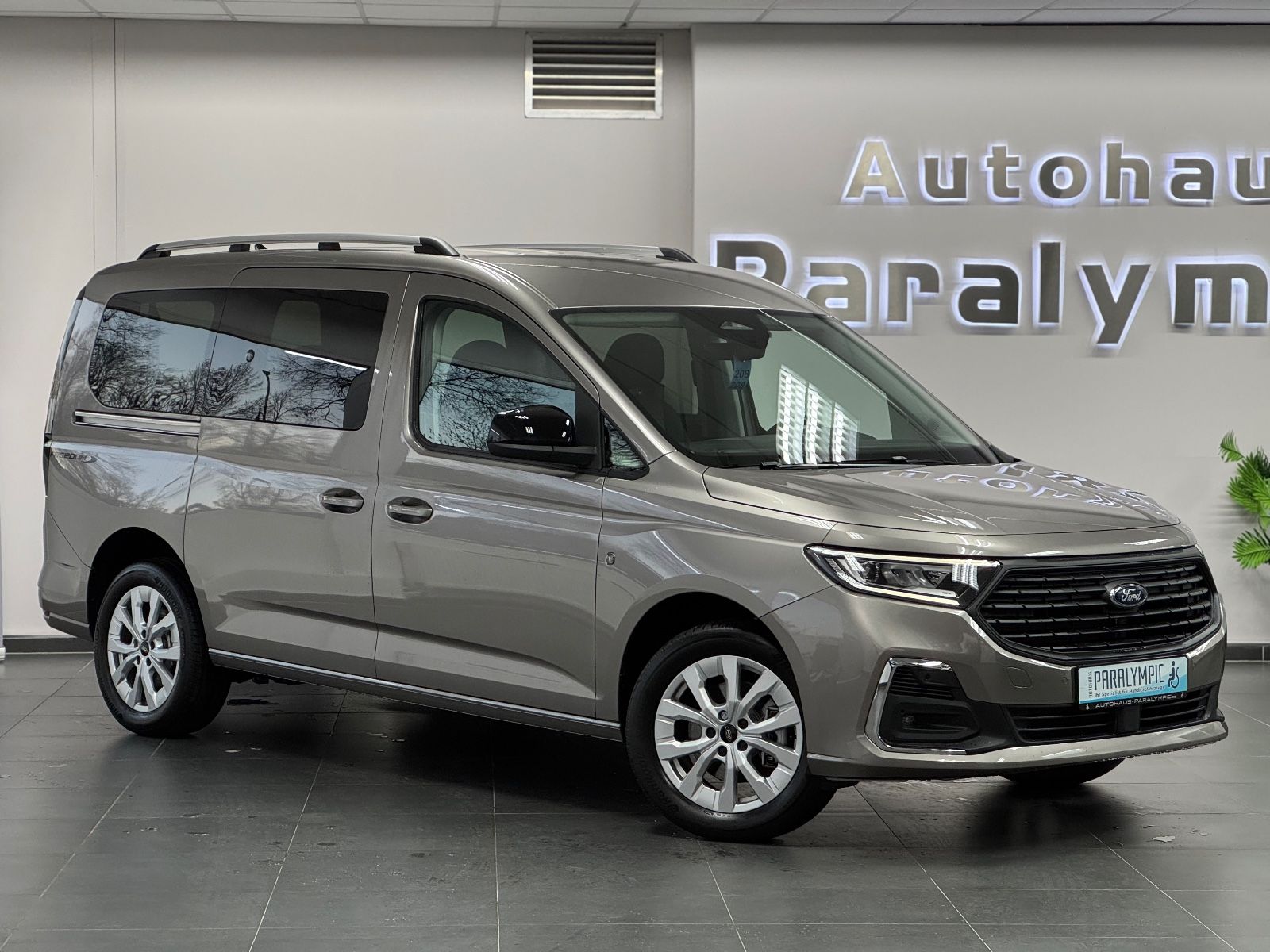 Grand Tourneo Titanium Rollstuhlgerecht-Rampe