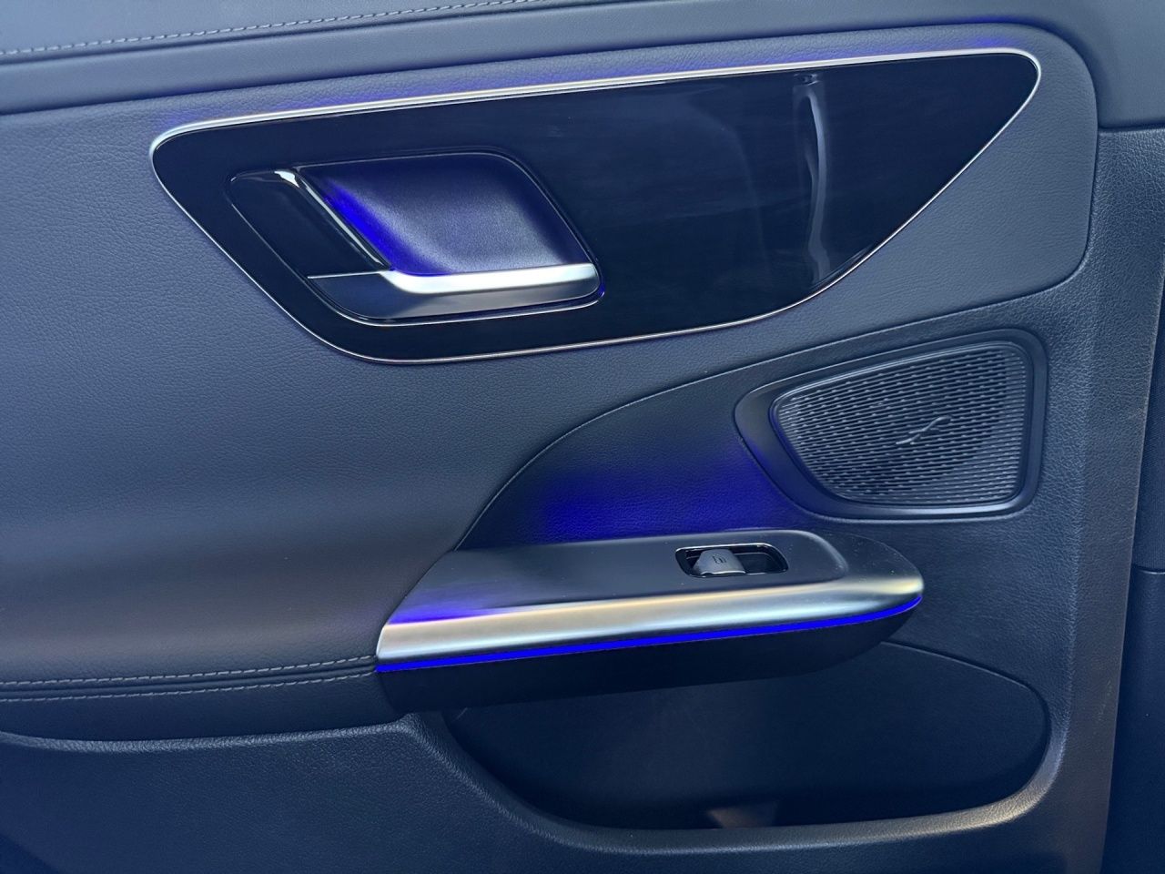 Fahrzeugabbildung Mercedes-Benz C 180 AMG+NIGHT+LENKRADHEIZ+AMBIENTE+KAMERA+