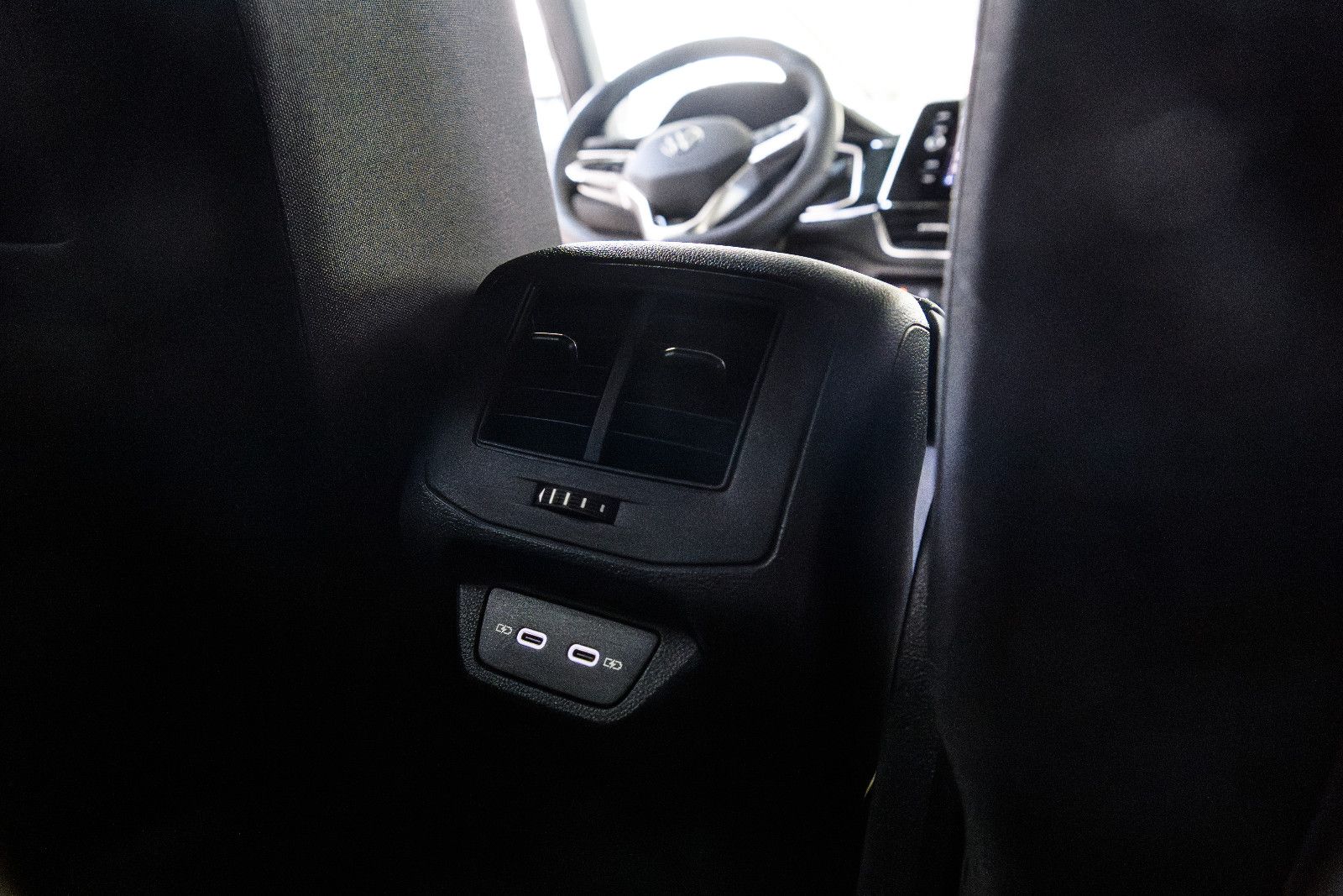 Fahrzeugabbildung Volkswagen T-Roc R-Line 1.5 TSI DSG LED+AHK+KAMERA+ACC+SHZ