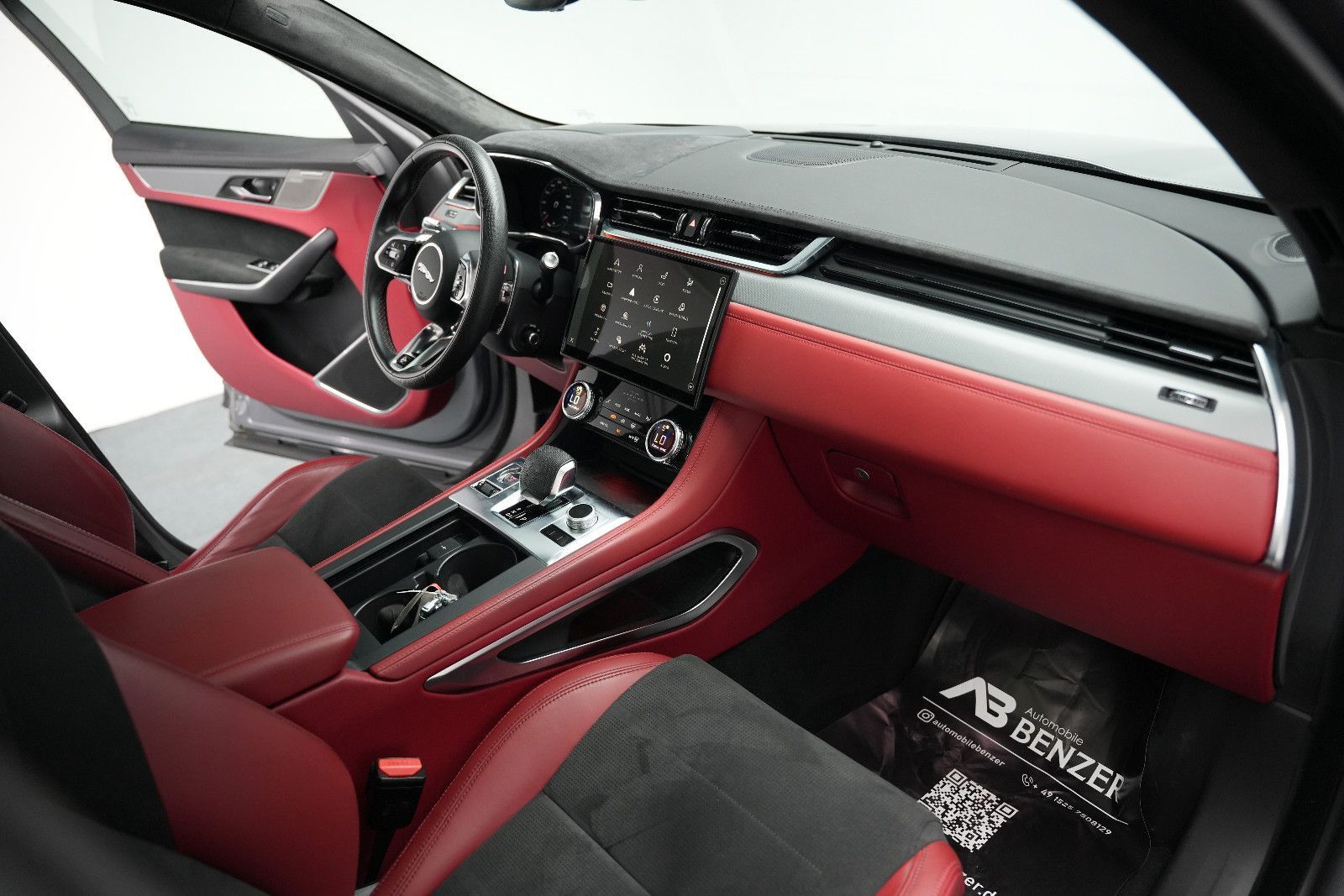 Fahrzeugabbildung Jaguar F-Pace F-PACE SVR /PANO/MERIDIAN/HUD/360°KAM/MEM