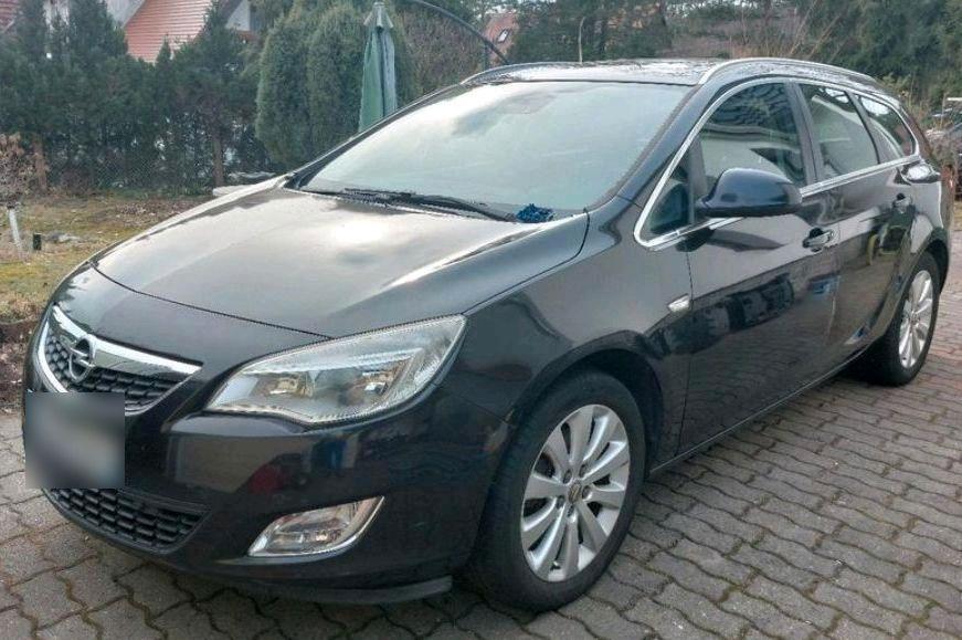 Opel Astra 2011 — rear view