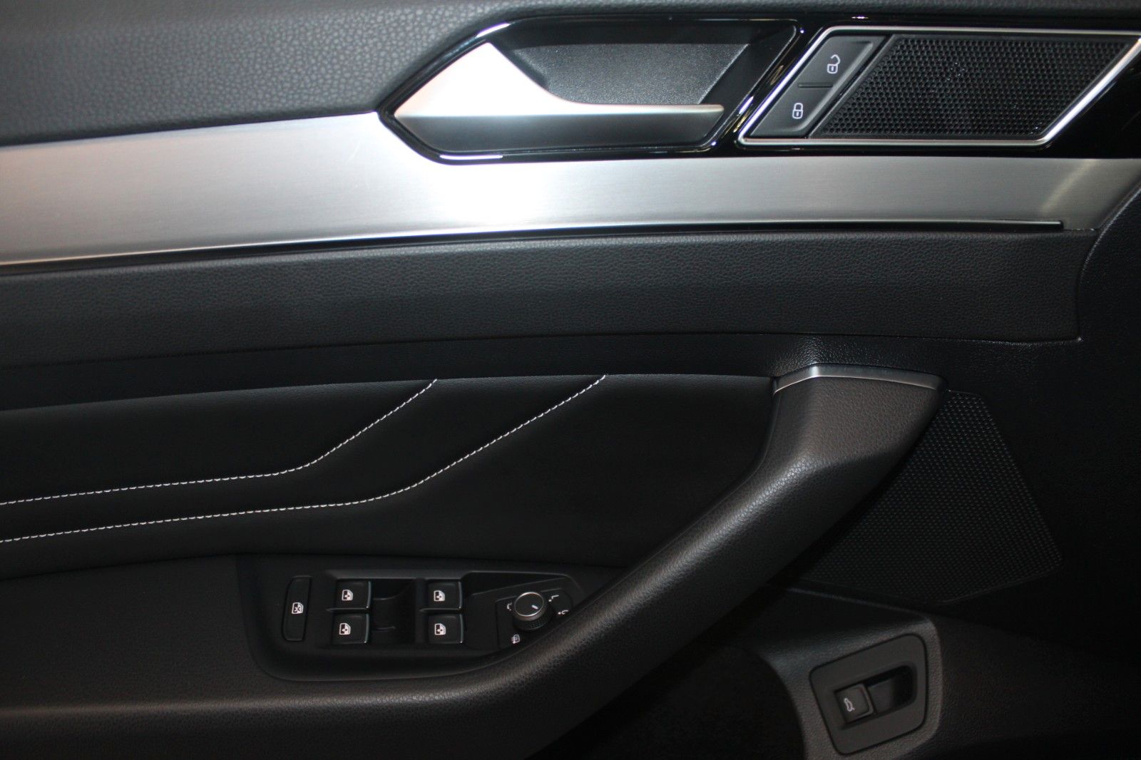 Fahrzeugabbildung Volkswagen Passat 2.0 TDI DSG Elegance LED CAM ACC NAVI uvm