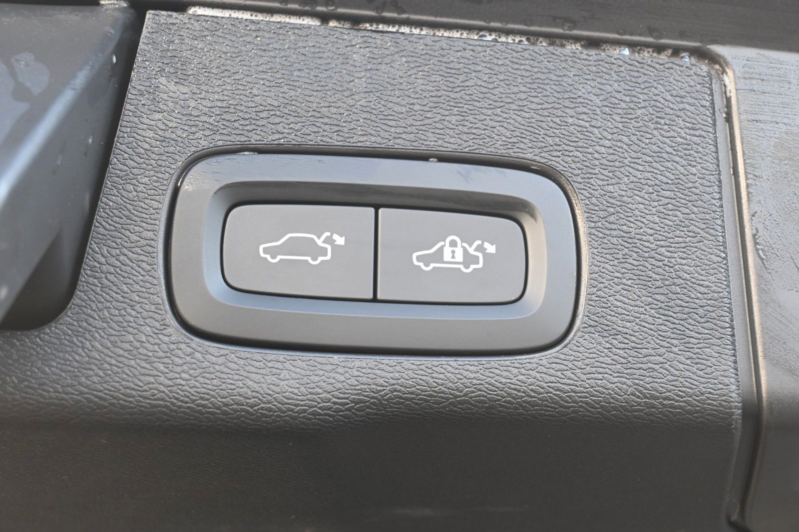Fahrzeugabbildung Volvo XC60 Ultimate Dark AWD*MASS*LUFT*B&W*NAV*HUD*ACC
