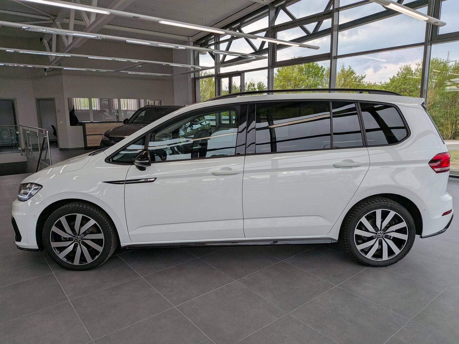 Fahrzeugabbildung Volkswagen Touran 2.0 DSG R-Line High Pano 7-Si IQ AHK VOLL