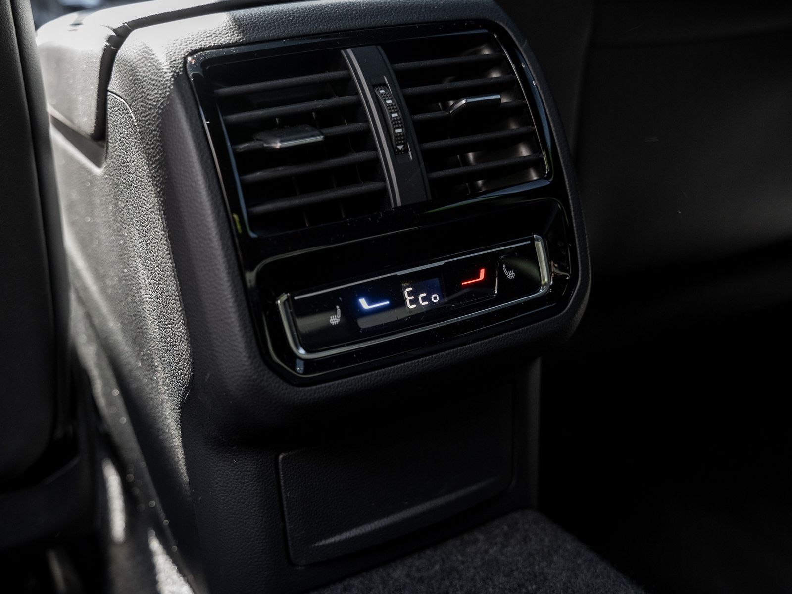 Volkswagen Arteon SoH 96,22% DCC NaviPro R-Line IQLight AHK foto 8
