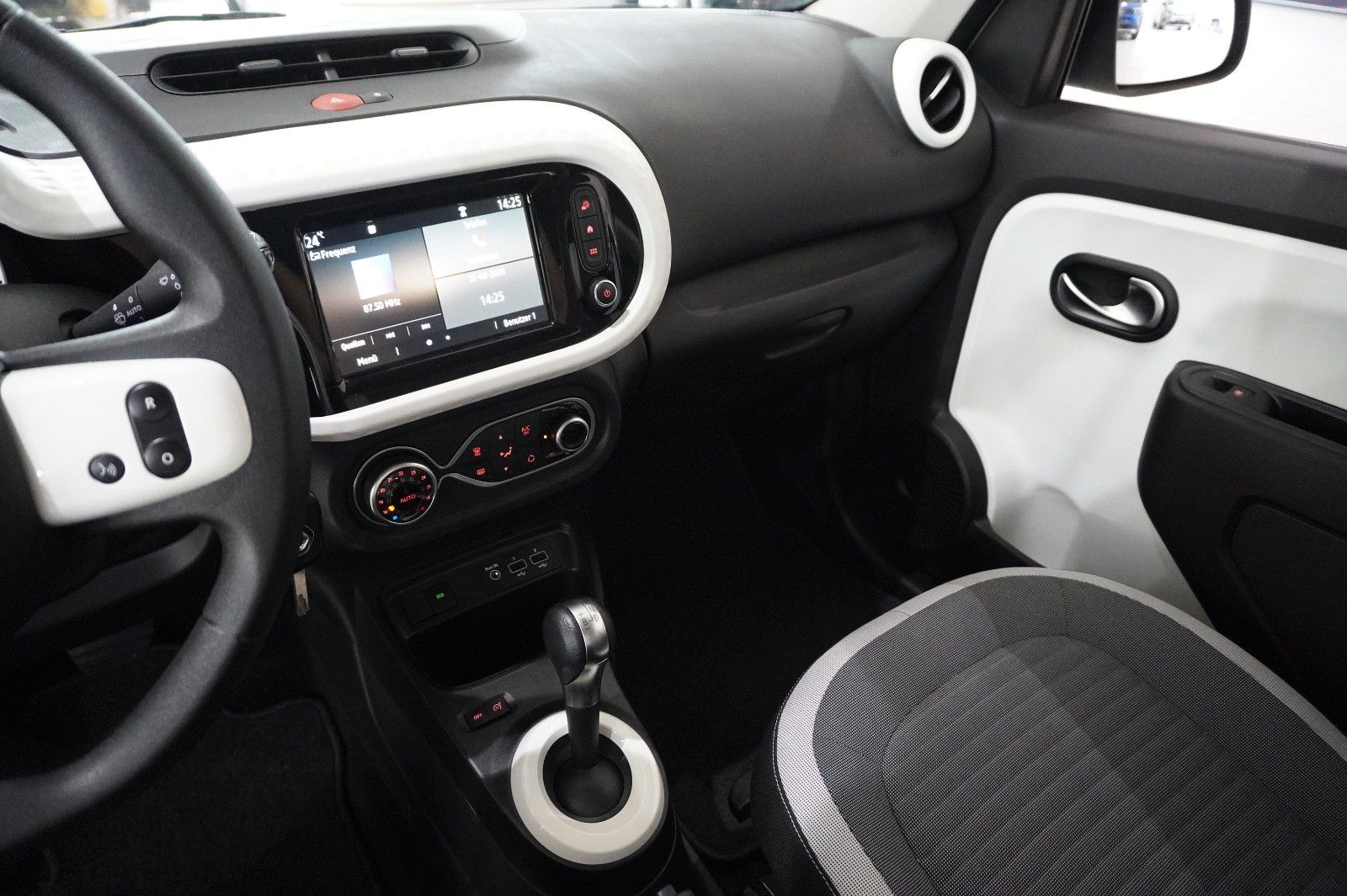 Fahrzeugabbildung Renault Twingo Equilibre Electric 22KWH NAVI/LED/DAB+