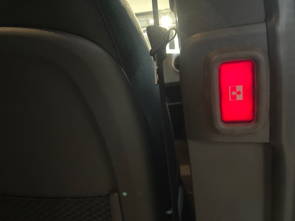 Fahrzeugabbildung Mercedes-Benz Sprinter 317 Kombi L2H2 Mobility Rollstuhl Lift
