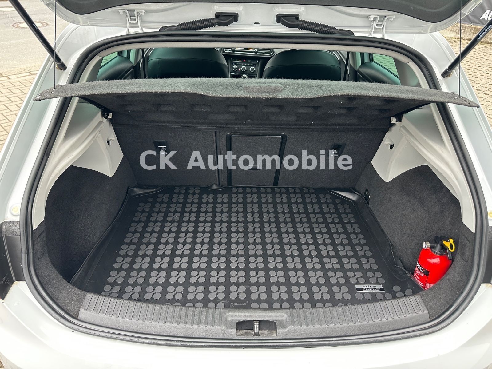 Fahrzeugabbildung SEAT Leon FR 2.0 TDI/Navi/LED/Alcantara/SHZ/PDC