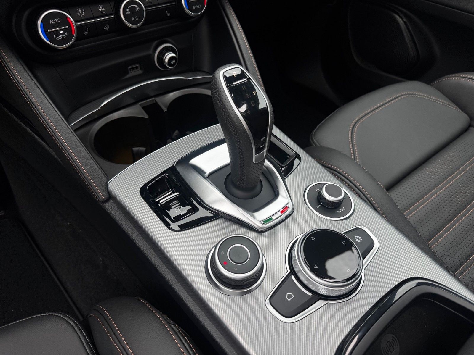 Fahrzeugabbildung Alfa Romeo Stelvio 2.0 280PS Intensa Panorama Navi Kamera