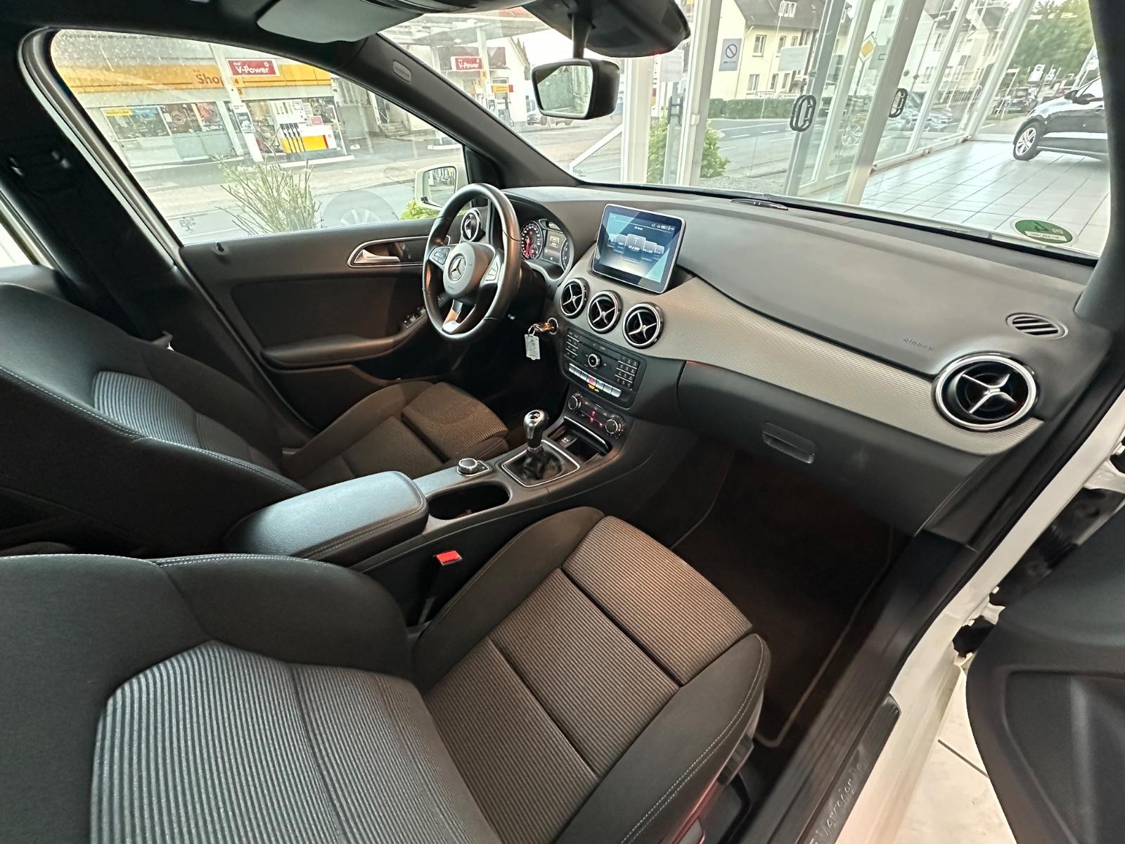 Mercedes-Benz B 180 Xenon Scheckheft Rückfahrkamera Style