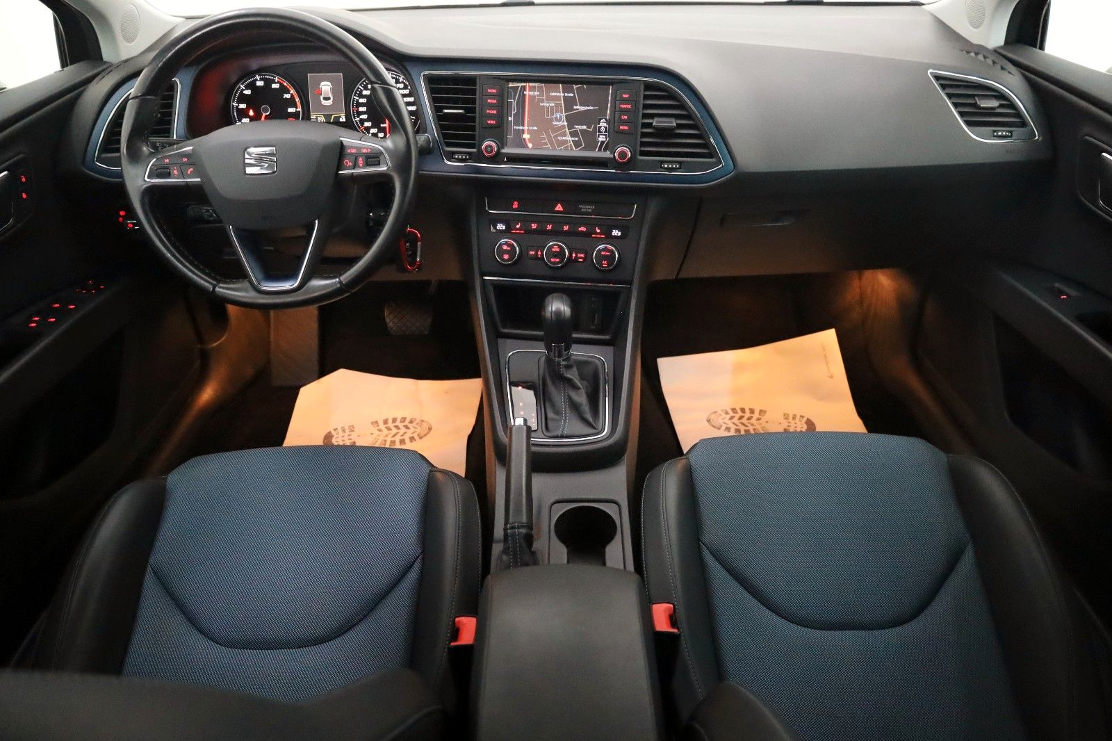 Fahrzeugabbildung SEAT Leon ST Connect, T.Leder, Navi, ACC,LED,AHK,+WR!