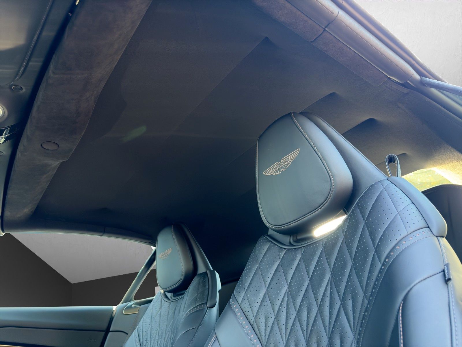 Fahrzeugabbildung Aston Martin DB12 4.0 V8 Volante PPF Bowers & Wilkins