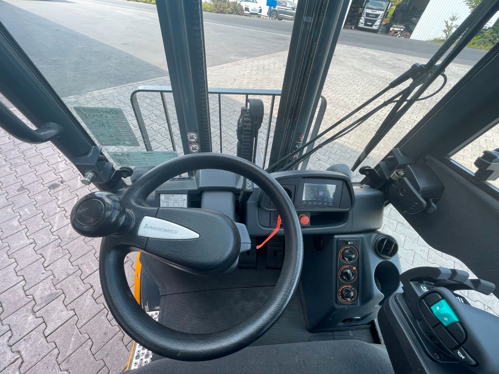 Fahrzeugabbildung Jungheinrich DFG 316s / Triplex: 4.4m / 2.008h / Klima / SS