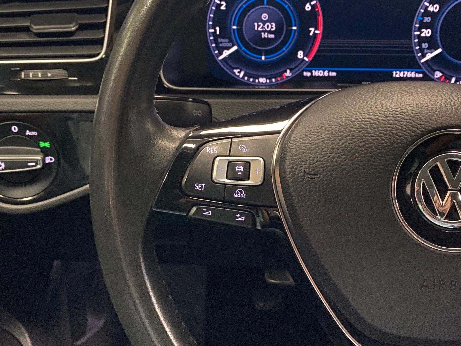 Fahrzeugabbildung Volkswagen Golf  7 1.4 TSI Highline+NAVI+LED+ergoActive+ACC