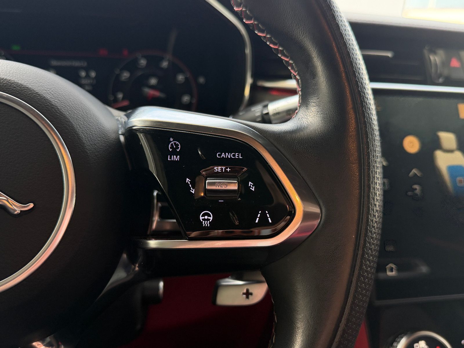 Fahrzeugabbildung Jaguar F-PACE SVR /PANO/MERIDIAN/HUD/360°KAM/MEMORY