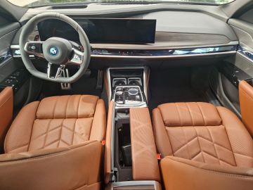 BMW M760 - 8