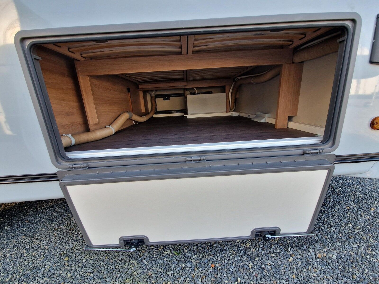 Fahrzeugabbildung Knaus Südwind 420 QD Black Selection