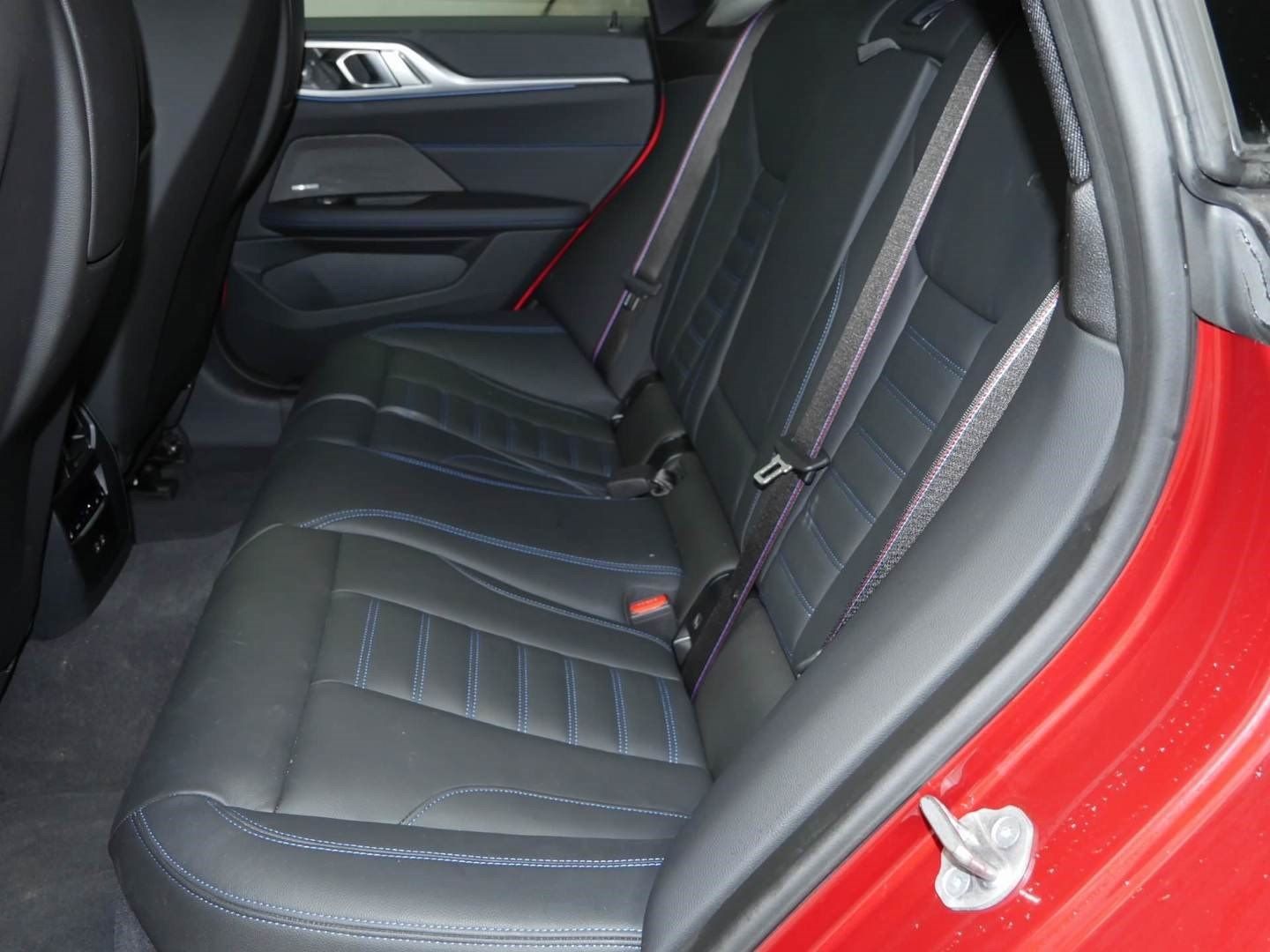 Fahrzeugeinzelansicht 14 Fahrzeugabbildung BMW i4 M50 |Glasdach |Harman Kardon |M Sportsitze