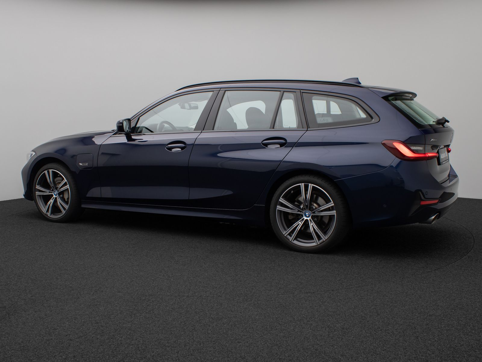 Fahrzeugabbildung BMW 330e xD SportLine Pano Kamera Laser HUD DAB HiFi