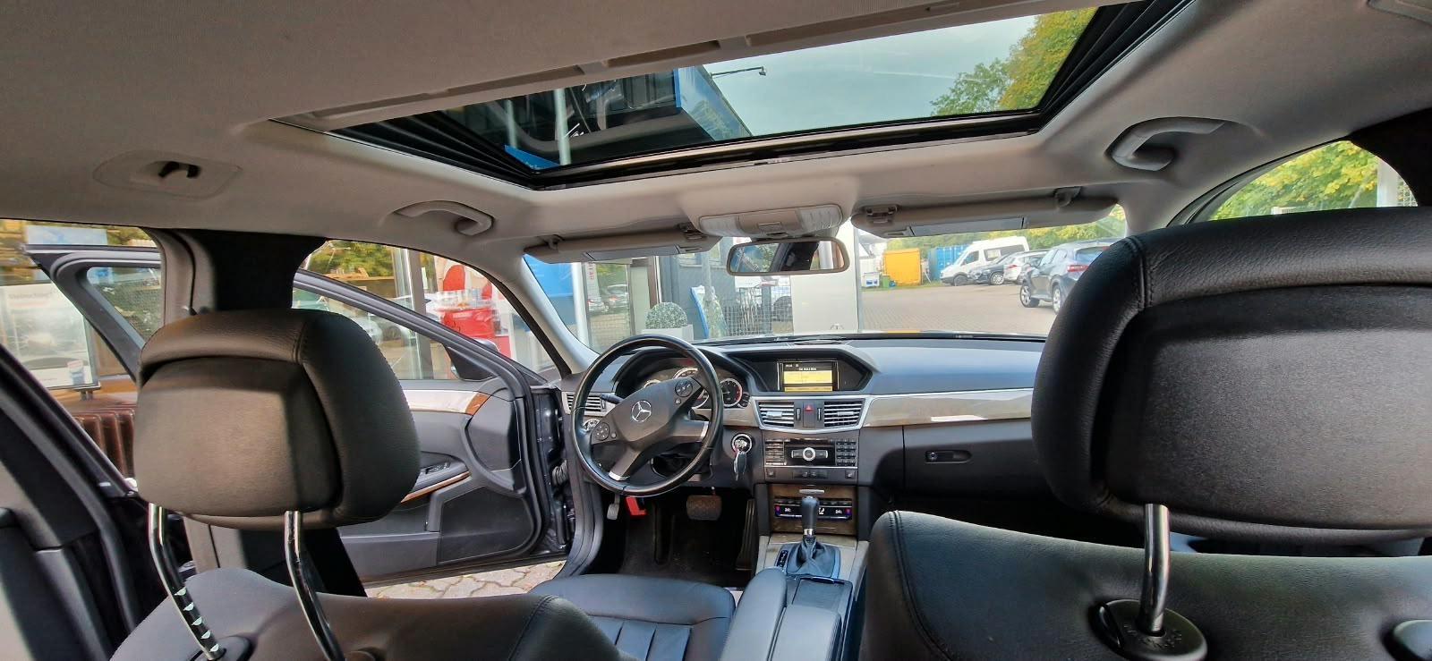 Mercedes-Benz E220 2011 — photo 21