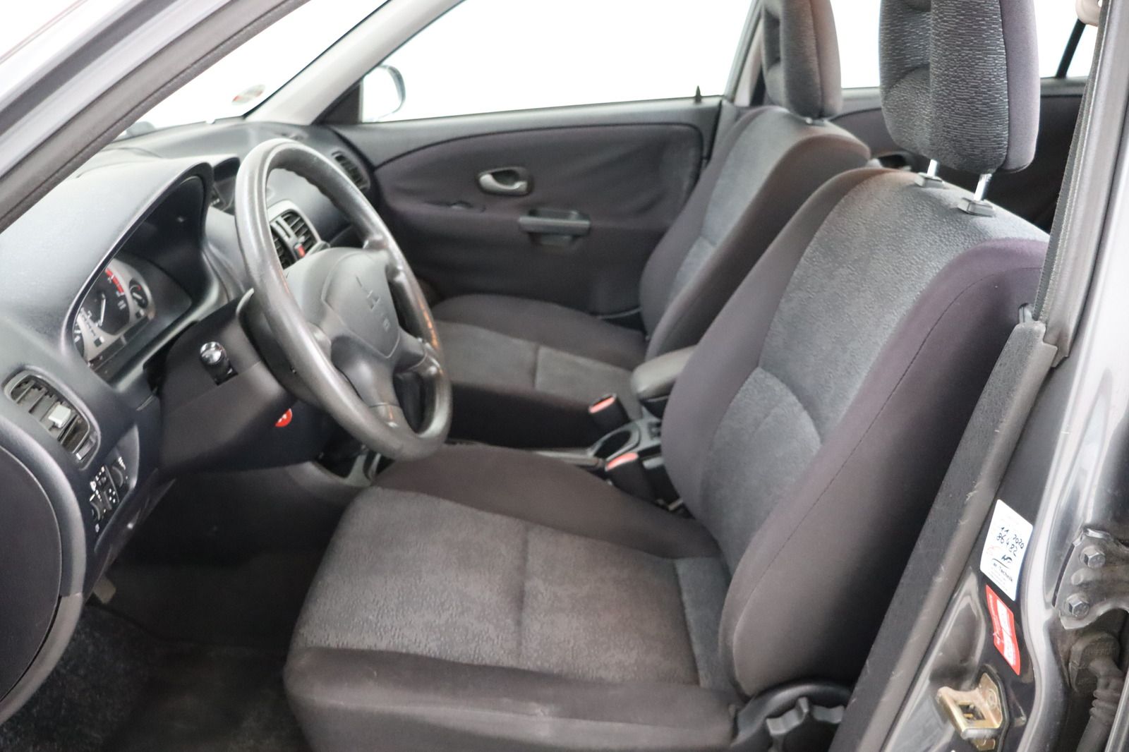 Fahrzeugabbildung Mitsubishi Carisma 1.6 Avance Automatik * HU/AU 03.28