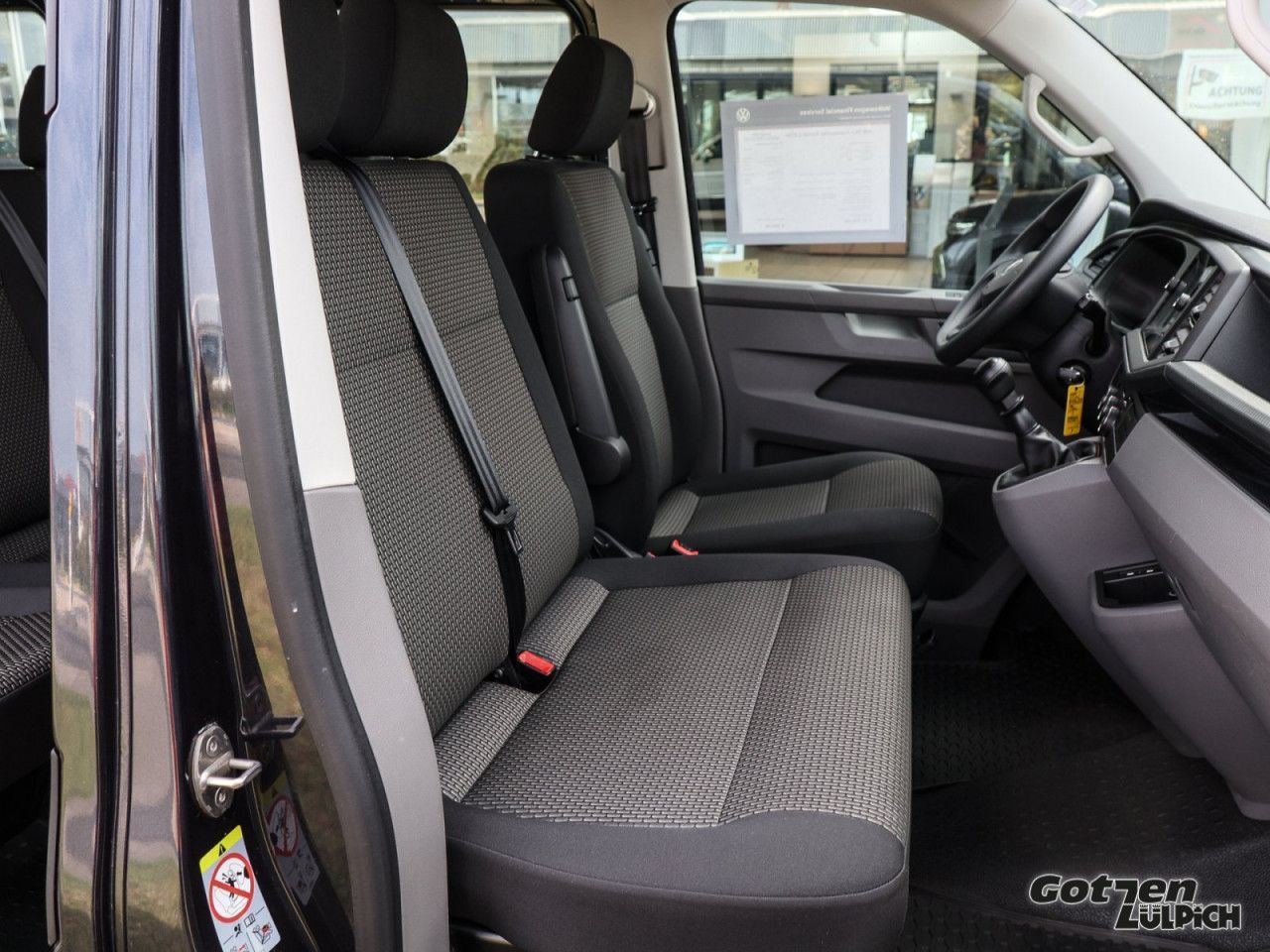 Fahrzeugabbildung Volkswagen T6.1 Transporter Kombi 2.0 TDI Klima 9-Sitzer ZV