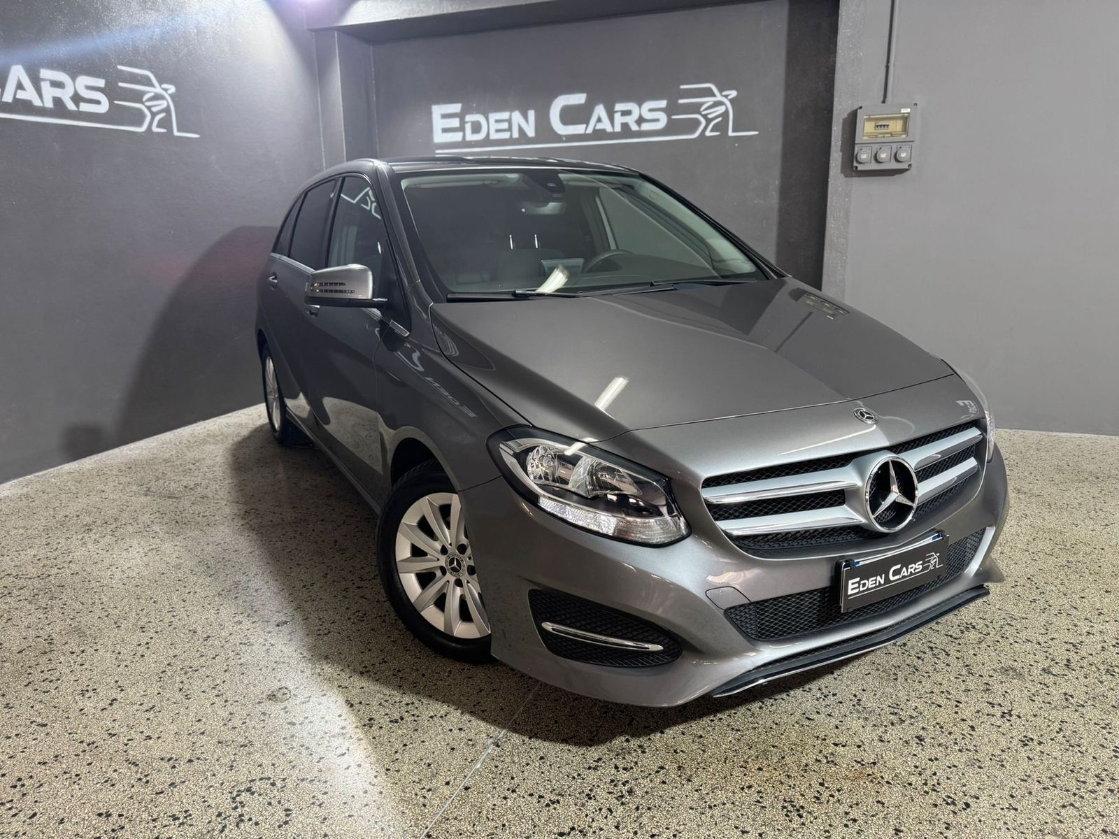 MERCEDES-BENZ B 180